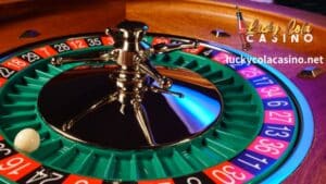 Ang proseso ng paggawa ng roulette wheel ay mas kumplikado kaysa sa maaaring isipin ng isa. Mula sa mga laro sa mesa hanggang sa mga slot