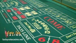 Ang pag-unawa sa layout ng craps table ay mahalaga kung gusto mong gamitin ang tamang diskarte sa craps at makamit ang pangmatagalang tagumpay. Sa kasamaang palad, gayunpaman, maraming mga manlalaro ng craps ang hindi naglalaan ng oras upang pag-aralan ang talahanayan ng craps at maunawaan ang lahat ng mga pangunahing lugar dito. Ito ay dahil, sa unang tingin, ang layout ng isang craps table ay napakakumplikado at maaaring nakakatakot, lalo na para sa mga bagitong manlalaro.