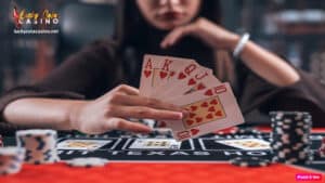 Ang larawan ay nagpapakita na may naglalarong babae ng poker na may barahang straight flushes